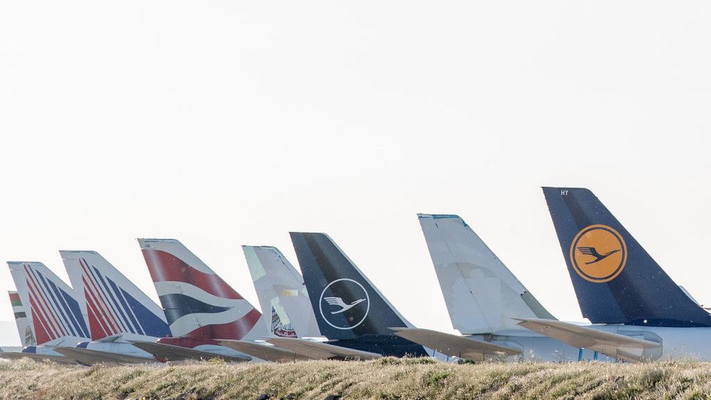 Linie lotnicze płacą więcej za paliwo. Niektóre z nich próbują przerzucić wyższe koszty na pasażerów za pomocą dopłat paliwowych