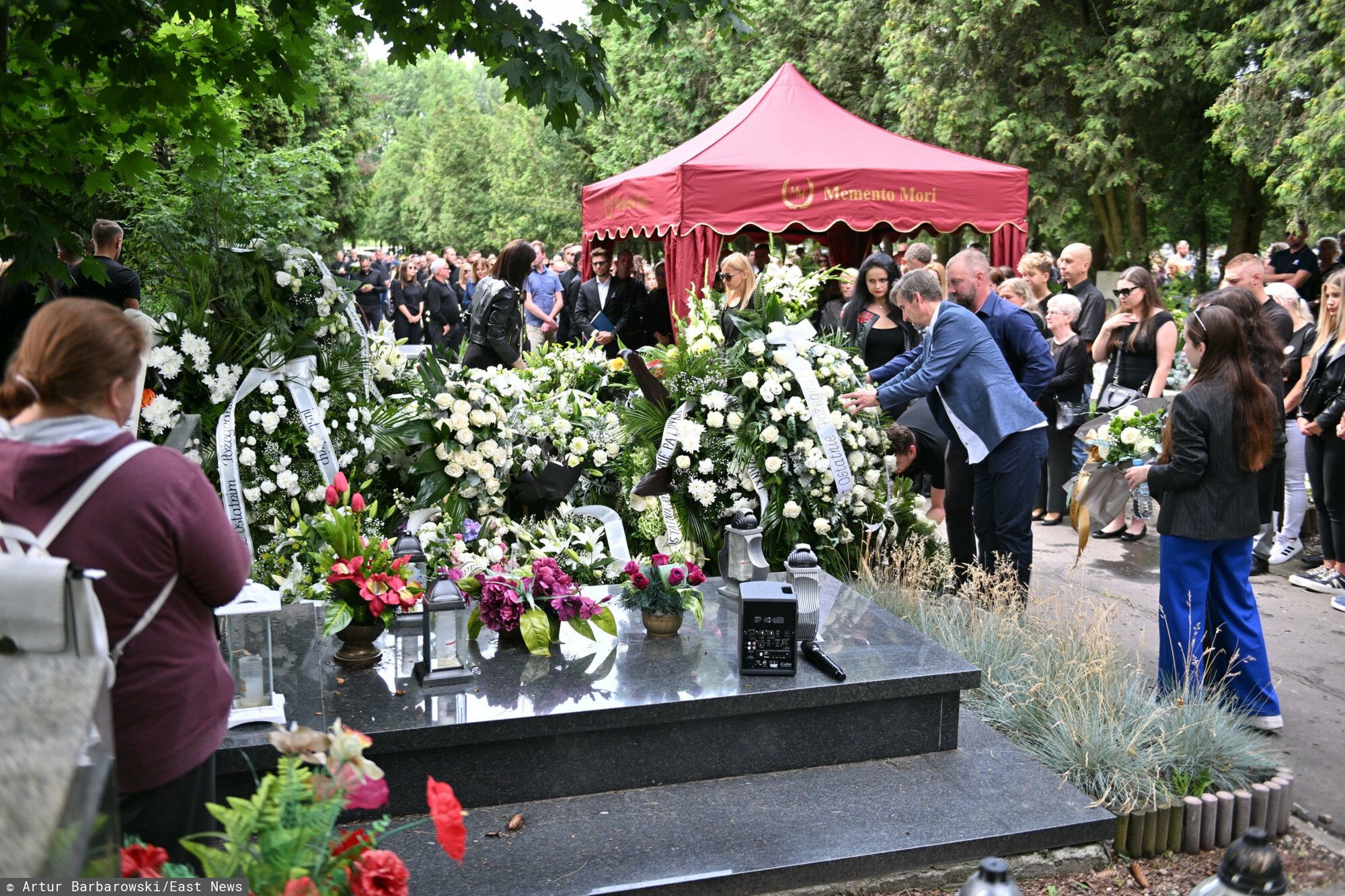 Grób syna Sylwii Peretti przykrył stos wieńców