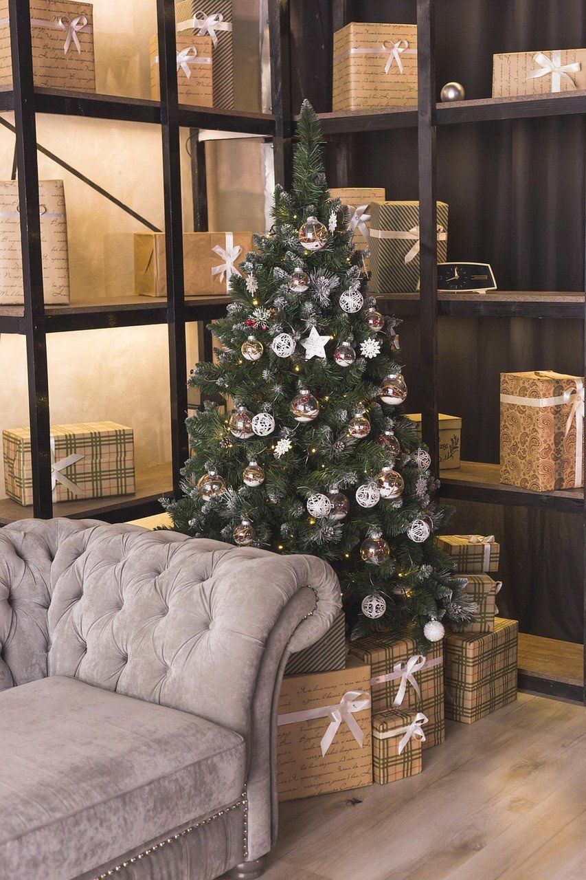 Najmodniejsze choinki 2025.  Te kolory będą rządzić we wnętrzach