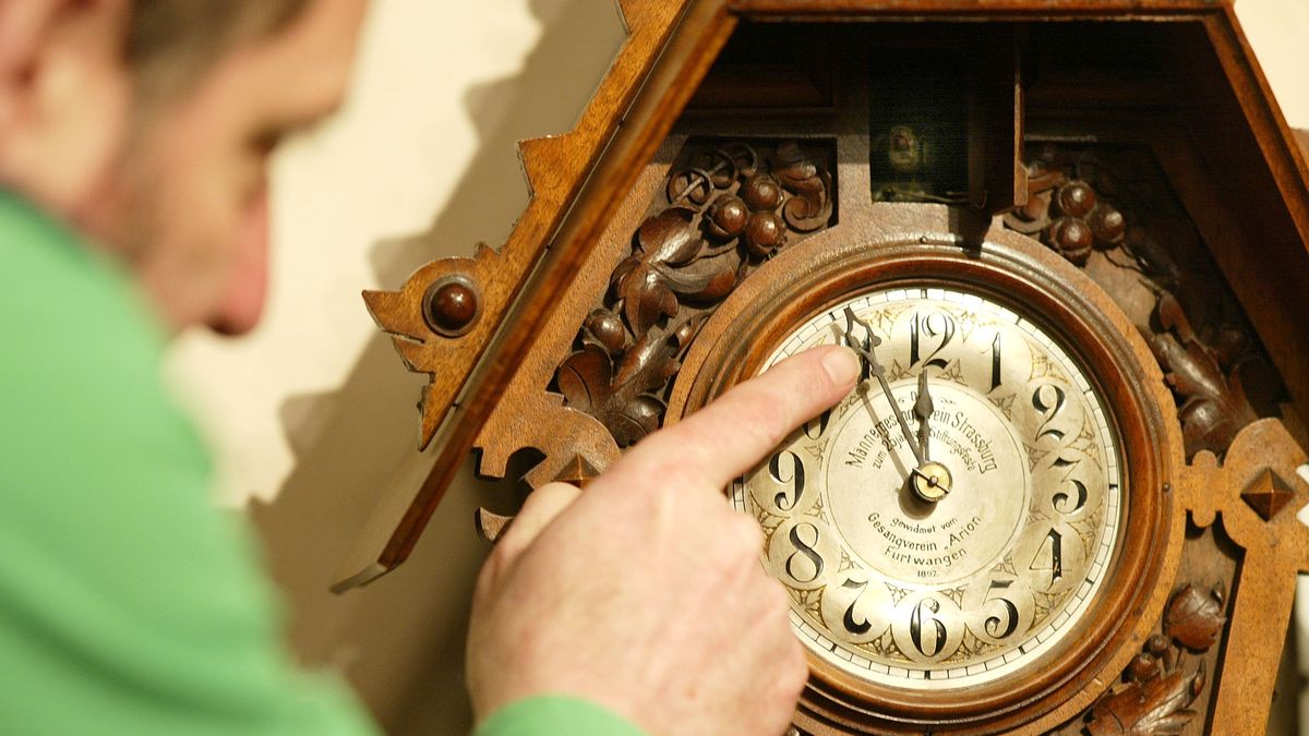 Jak poradzić sobie ze zmianą czasu? Psycholożka radzi