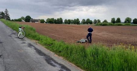 Nietypowy pościg za motocyklistą. W końcu złapał go policjant na rowerze