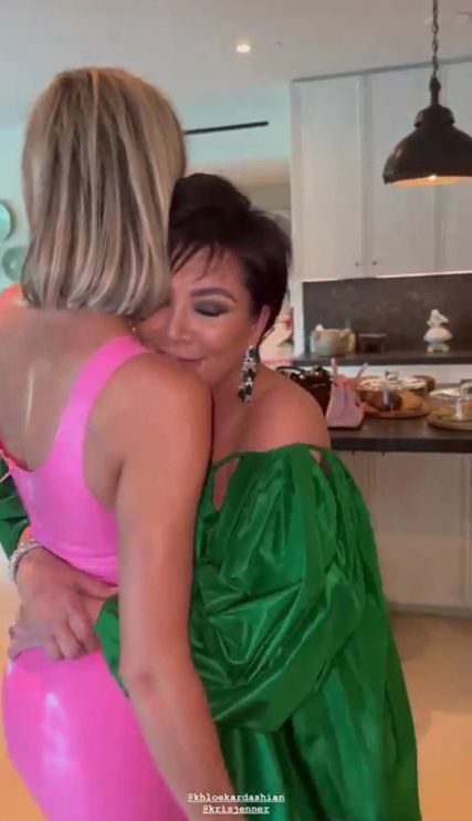 Szczupła Khloe Kardashian w lateksowej mini świętuje 38. urodziny