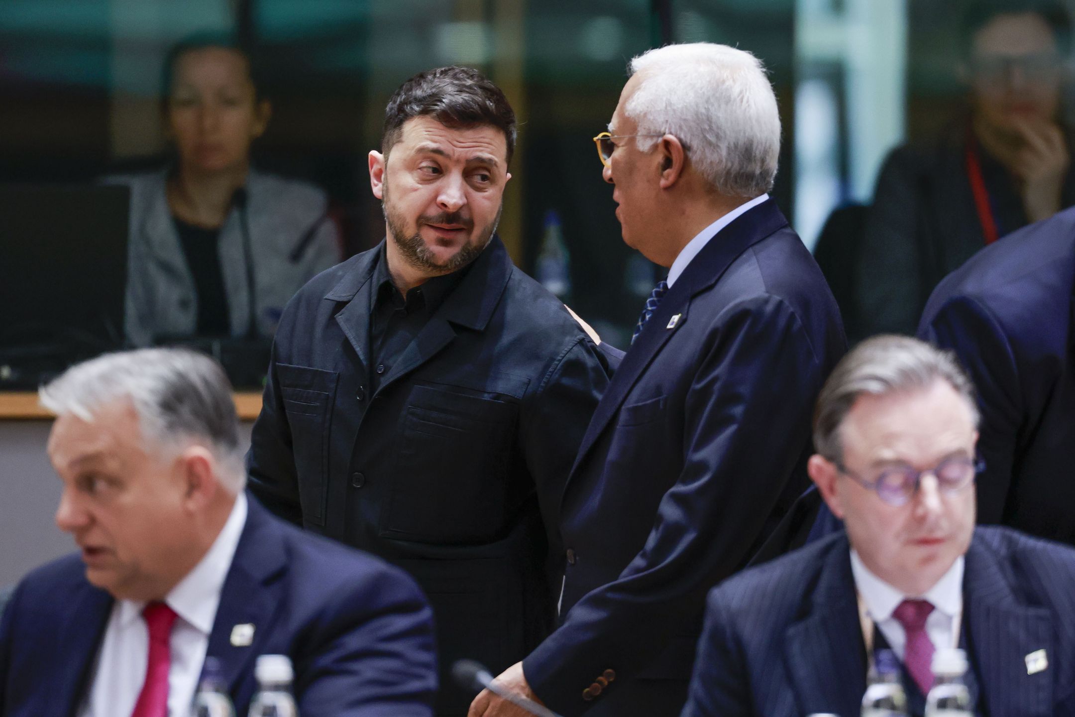Ukrainian President Volodymyr Zelensky (L) speaks with European Council President Antonio Costa as they attend a European Union leaders' summit in Brussels, Belgium, 18 December 2025. EPA/STEPHANIE LECOCQ / POOL Dostawca: PAP/EPA.