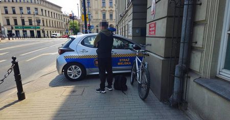 Zielone światło to za mało. Rowerzysta zapomniał o ważnym przepisie. Jaki dostał mandat?