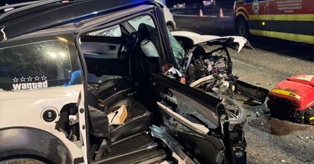 Poważny wypadek na DK50! Udział brał czterokołowiec lekki. Ranny 16-letni kierowca i 14-letnia pasażerka. Na miejscu lądował śmigłowiec LPR