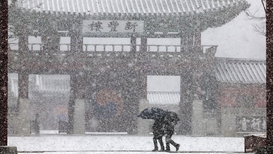 Heavy snow advisory issued in Seoul and surrounding Gyeonggi Province
epa11878426 People pass by Suwon Hwaseong Fortress during a snowfall in Suwon, south of Seoul, South Korea, 06 February 2025. The Korea Meteorological Administration (KMA) issued a heavy snow advisory in Seoul and the surrounding Gyeonggi Province on 06 February.  EPA/YONHAP SOUTH KOREA OUT 
Dostawca: PAP/EPA.
YONHAP
snow, fortress, people, snowfall, weather, winter