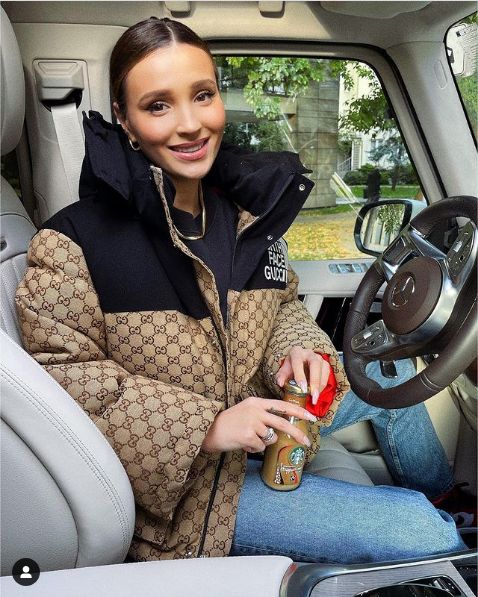 Marina Łuczenko mędrkuje, pozując z torebką za 6,5 tysiąca