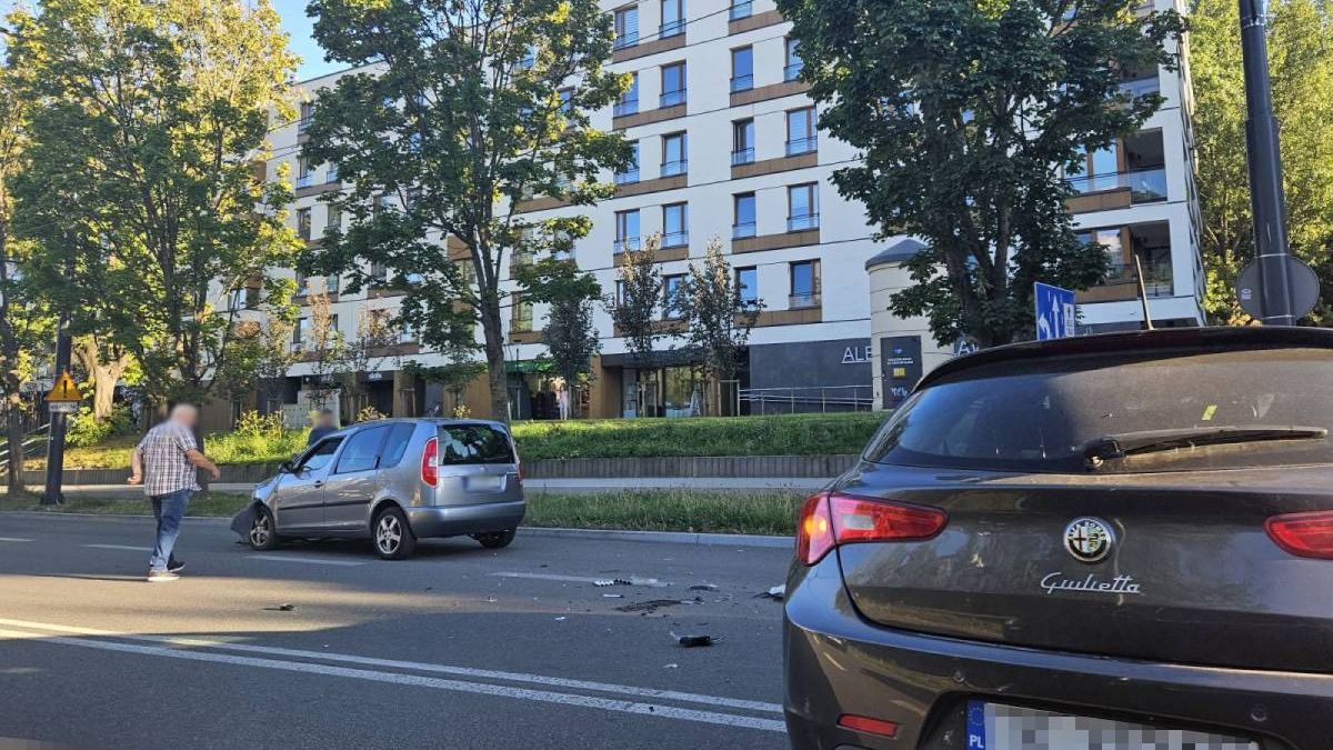 Zderzenie alfy romeo ze skodą na Al. Racławickich
