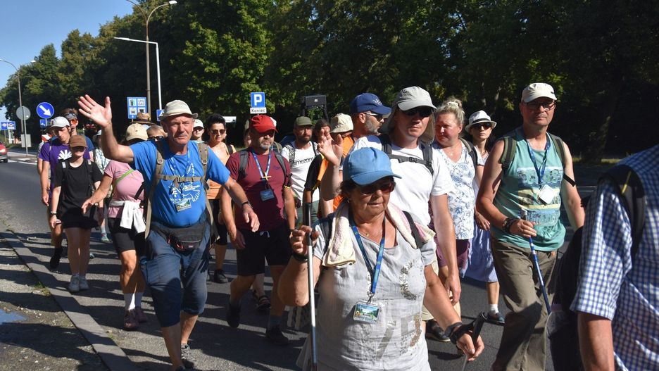 Szczecińska Piesza Pielgrzymka na Jasną Górę dotarła do Śremu. Pielgrzymi wyruszyli w dalszą drogę spod parafii NSJ [film, zdjęcia]