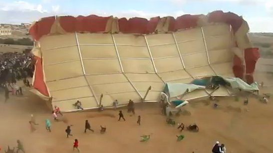 Dlaczego nie warto lądować helikopterem obok gigantycznego namiotu? [wideo] 1