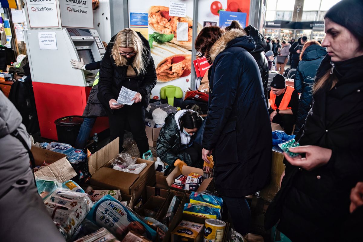  Червоний хрест роздаватиме допомогу для українських біженців у Варшаві (Photo by Agnieszka Pazdykiewicz/SOPA Images/LightRocket via Getty Images)