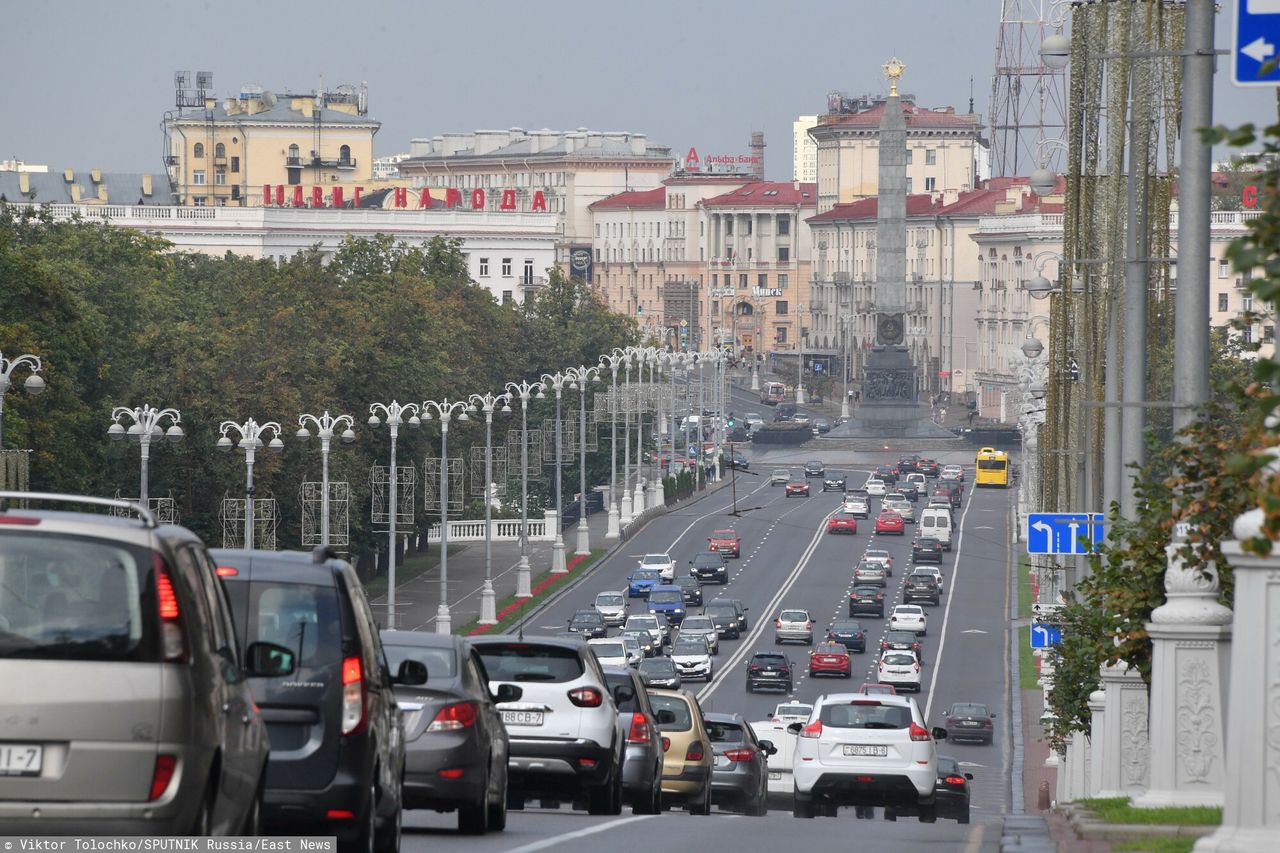 Mińsk pełen migrantów. Koczują nawet na placach zabaw