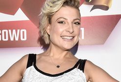 Magda Narożna nie wstydzi się pozować w bikini. Czule obejmuje ukochanego w basenie