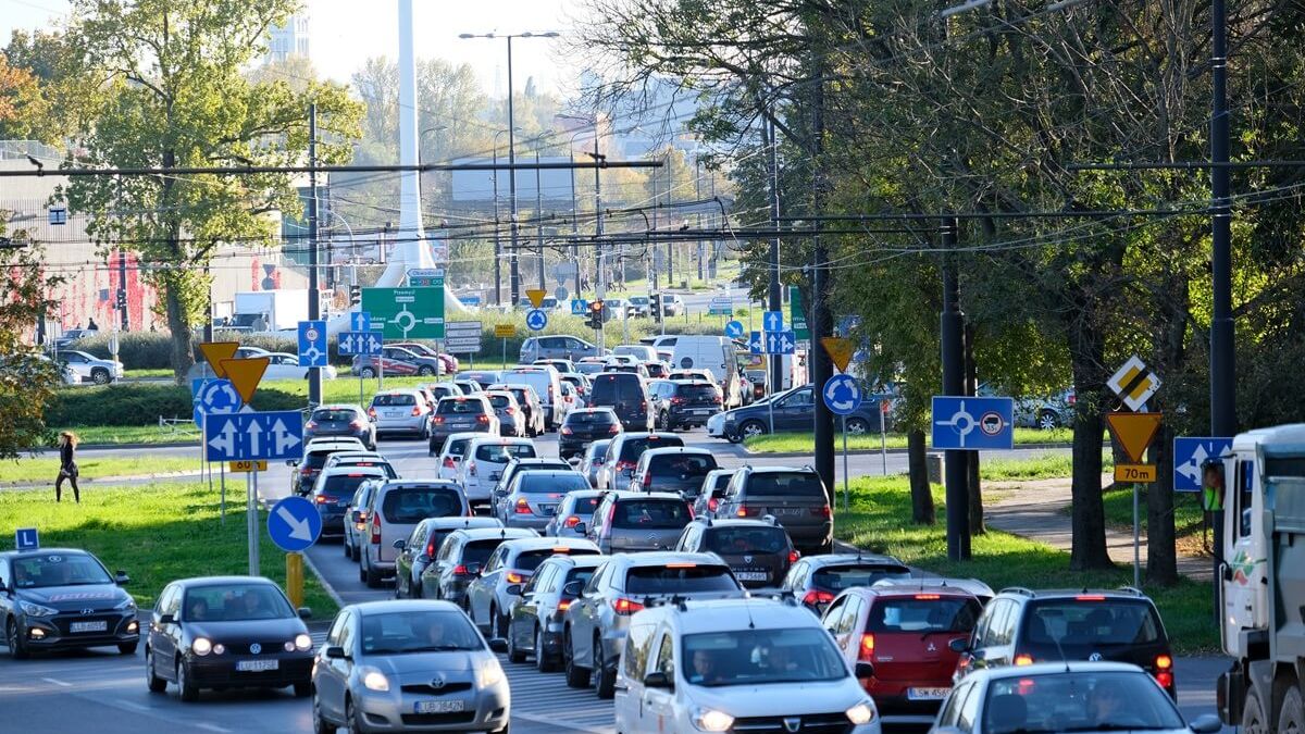 Auta stojące w korkach na ul. Podzamcze
