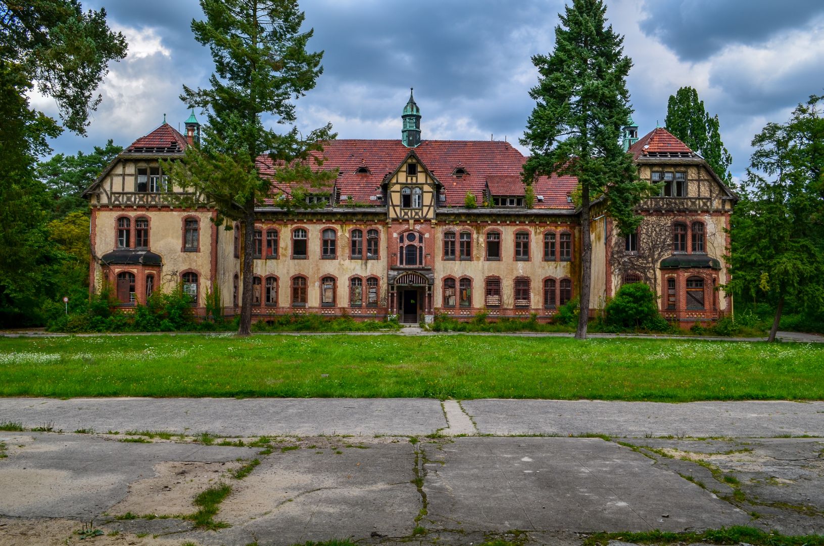 Beelitz Heilstätten jest dziś całkowicie opuszczone