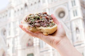 Ta kanapka jest dumą Florencji. Wielu Polaków krzywi się na samą myśl o jej składzie