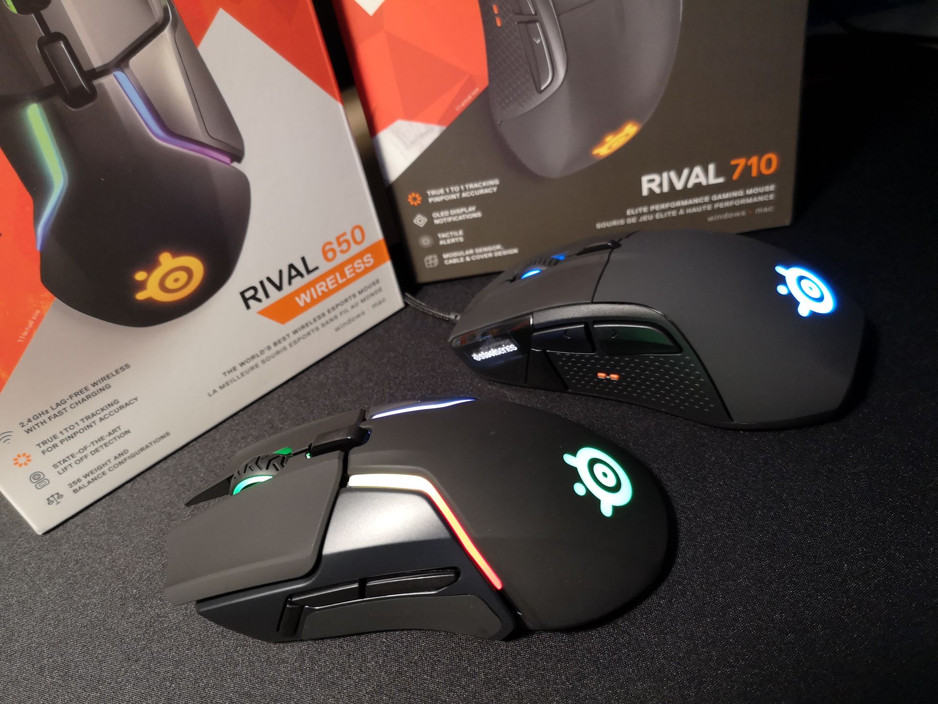 Obydwie testowane myszki na tle swoich opakowań.