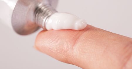 Weź 4 zł i biegnij do apteki. Na suche dłonie zadziała jak kompres