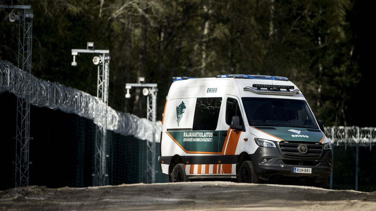 Nowy p?ot na granicy Finlandii z Rosj?
A car of the Finnish Border Guard and newly built border fence at the border between Finland and Russia near the Nuijamaa border crossing point in Lappeenranta, Eastern Finland on May 21, 2025. Finland will build a fence on the border to Russia. The total fenced area will be of 200 km and placed in different strategic points. LEHTIKUVA / RONI REKOMAA - FINLAND OUT. NO THIRD PARTY SALES.
Roni Rekomaa