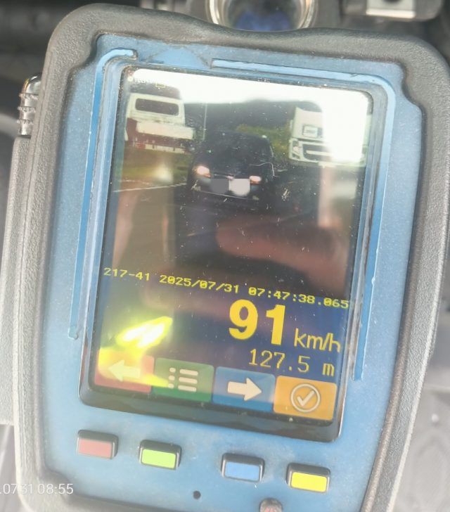 Nietrzeźwy 23-latek uciekał przed policją. Po 16-kilometrowym pościgu uderzył w znak drogowy (zdjęcia)