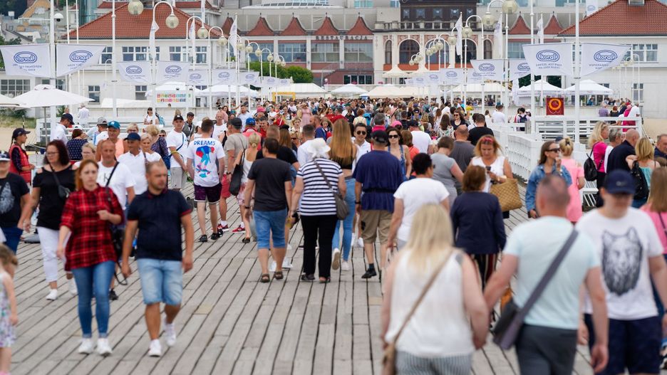 W wielu popularnych kierunkach, takich jak wybrzeże Bałtyku, Mazury czy górskie miejscowości, obłożenie sięga niemal 100 proc.