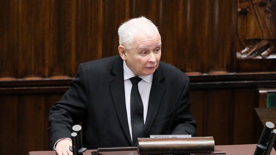 Warszawa, 11.12.2023. Prezes PiS Jarosław Kaczyński przemawia na sali obrad Sejmu w Warszawie, 11 bm. Sejm wybrał Donalda Tuska na premiera. Opowiedziało się za tym 248 posłów, 201 było przeciw, nikt nie wstrzymał się od głosu. (mr) PAP/Paweł Supernak