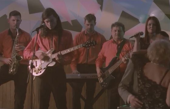 Idea Bank przekonuje w reklamach, że zamiast chałturzyć lepiej skupić się na własnym biznesie (wideo)