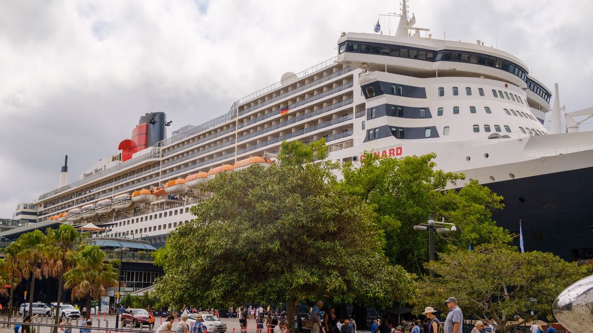 Queen Mary 2 może pomieścić w sumie 2691 pasażerów i ok. 1200