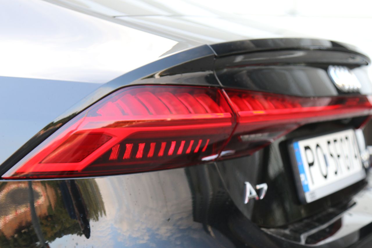 Tylne światła Audi A7 to jeden z najciekawszych elementów nadwozia. Nie da się ich pomylić z żadnymi innymi