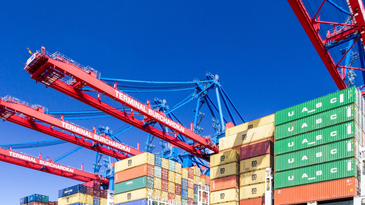 Rotterdam. Dwa statki są przykute łańcuchami. Załoga nie może zejść na ląd, gdyż zostanie aresztowana.