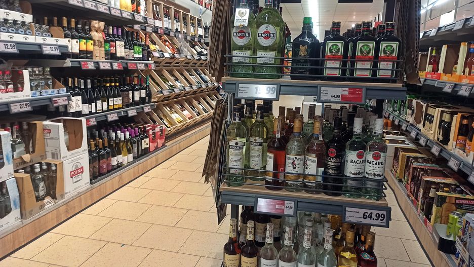 Wroclaw, Polska - 6.02.2024: sklep Lidl, oferta alkoholu. Ronze rodzaje alkoholi i ceny.
Bartlomiej Magierowski
alkohol, ceny, lidl, sklep, sprzedaz, alkoholu, butelki, wino, wina, wodka, martini, rum, whiskey, whiski, wodki, procenty, nalewki, lakiery, alkoholi, alkohol, ceny, lidl, sklep, sprzedaz, alkoholu, butelki, wino, wina, wodka, martini, rum, whiskey, whiski, wodki, procenty, nalewki, lakiery, alkoholi, kupowanie, rynek, detaliczny, klienci, sklep spożywczy, centrum handlowe, skup, kup