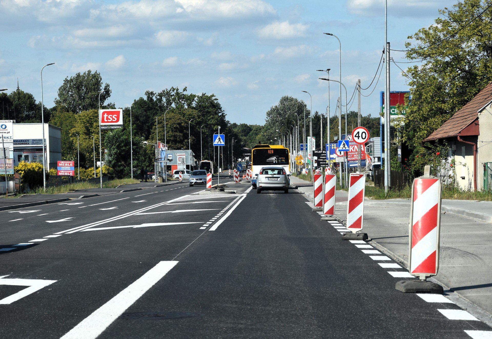 Malowanie linii i pasów na wyremontowanej ulicy Tuchowskiej zwiastuje koniec uciążliwego remontu i utrudnień z nim związanych