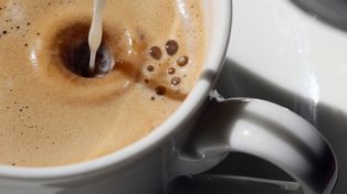 Pijesz kawę z mlekiem? Wtedy przestań. Proktolog mówi jasno