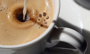 Pijesz kawę z mlekiem? Wtedy przestań. Proktolog mówi jasno