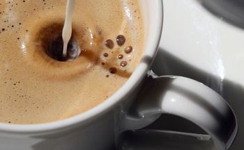 Pijesz kawę z mlekiem? Wtedy przestań. Proktolog mówi jasno
