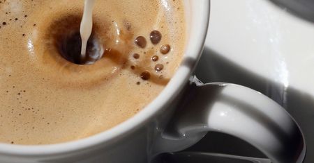 Pijesz kawę z mlekiem? Przestań, gdy tylko zauważysz. Proktolog radzi