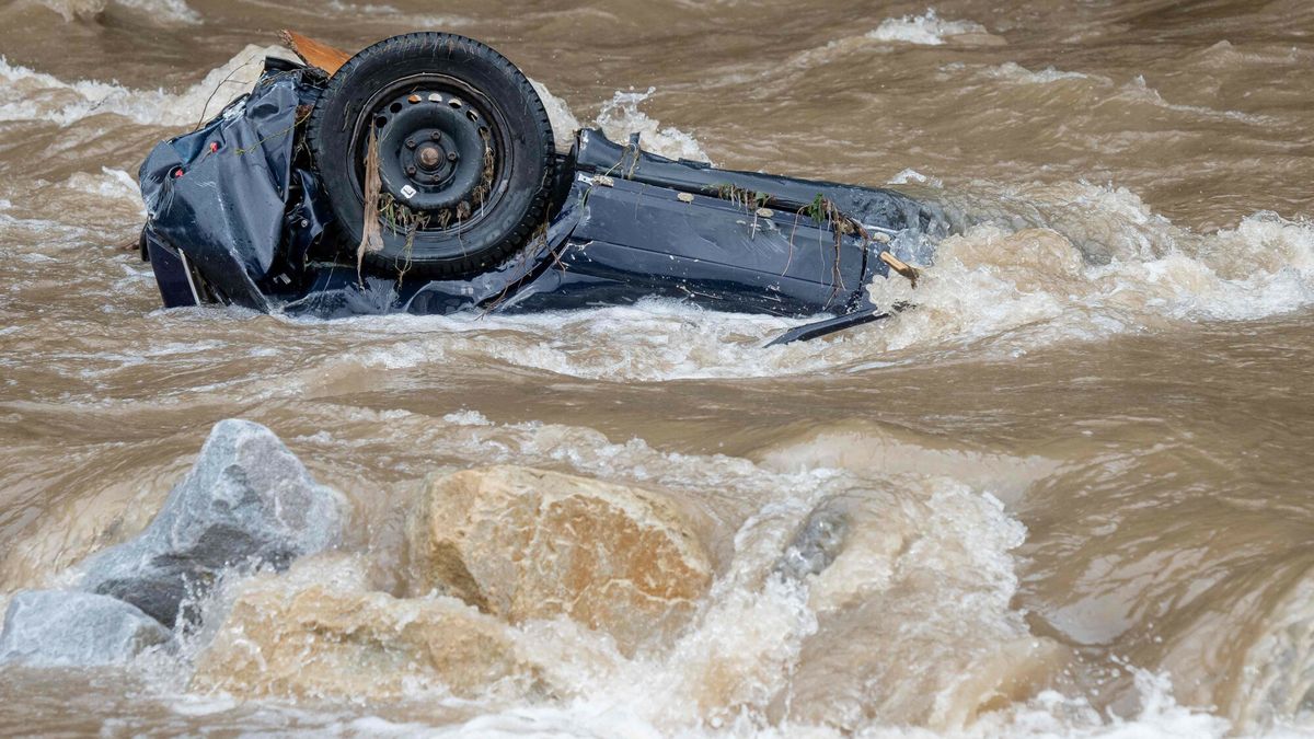 Miasta po przej?ciu fali powodziowej
This photograph taken on September 16, 2024 shows a car submerged in water following the floods in Ladek-Zdroj, southern Poland. Poland's Prime Minister Donald Tusk on September 15, 2024 announced millions of dollars in aid for those in Poland hit by Storm Boris, as the toll in the country climbed to four following torrential rains and flooding. (Photo by Mateusz SLODKOWSKI / AFP)
MATEUSZ SLODKOWSKI
