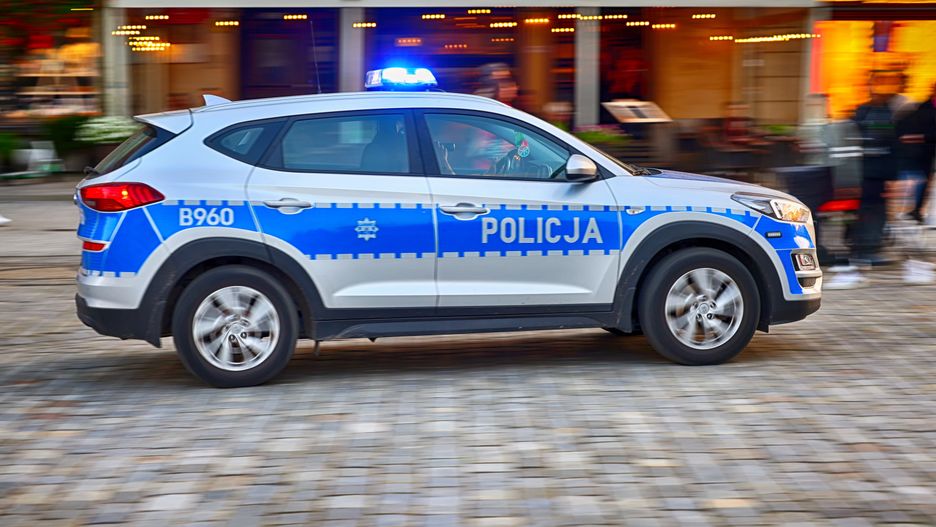 DARSZACHradiowóz, polska, policja, alarmowo, wieczór, noc, miasto, na sygnale, syrena, samchód osobowy, policjant, jazda, zatrzymanie, akcja, poruszone, policja drogowa, drogówka, kontrola, mandat, kontrola drogowa, wypadek, datek, pojazdy, patrol, policjantka, mundurowi, patrolowanie, interwencja, wydarzenie, kara, wykroczenie, covid, ruch drogowy, droga, awaryjny