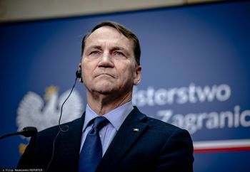 Uderzenie w rafinerie poza Rosją? Sikorski: wysunę postulat