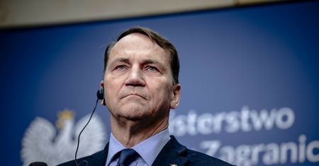 Uderzenie w rafinerie poza Rosją? Sikorski: wysunę postulat