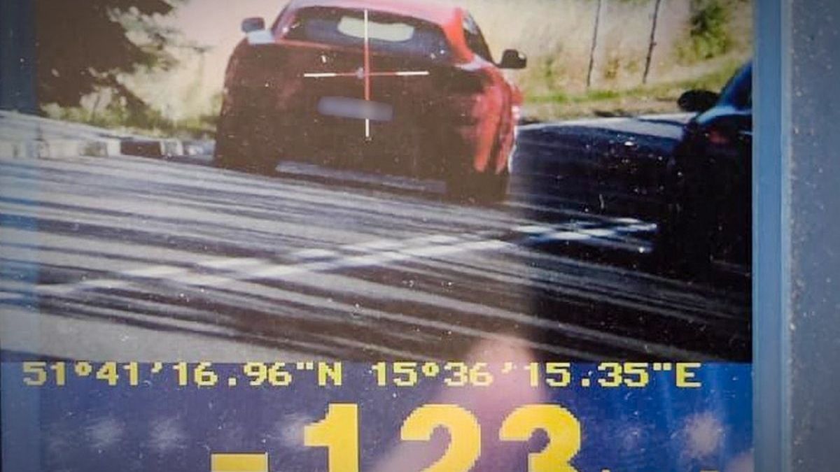 Dowód winy wydaje się jednoznaczny. Policjanci musieli być więc zaskoczeni zachowaniem kierowcy po zatrzymaniu