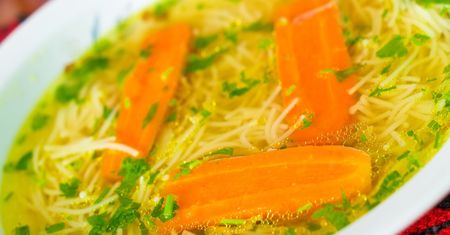 Dodaj 1 duży liść. Rosół zyska niesamowitą klarowność i nabierze lepszego smaku