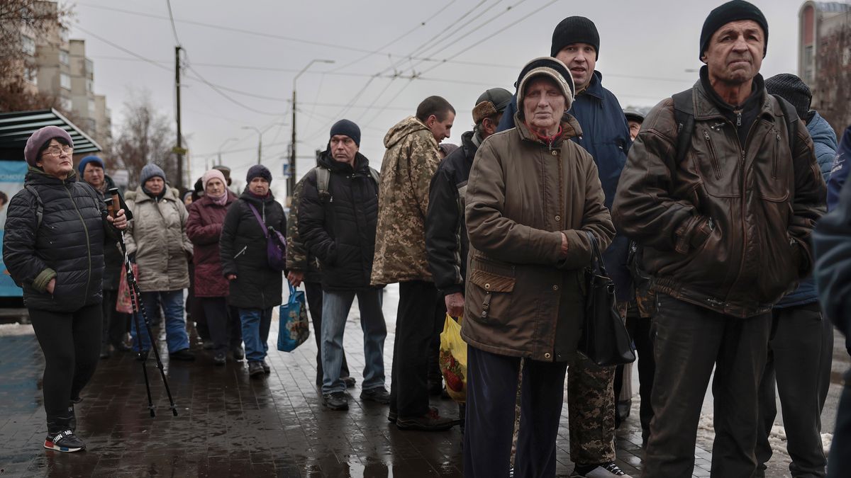 CHERNIHIV, UKRAINE - NOVEMBER 28: People queue to receive food from AFAT - Disaster and Emergency Management Presidency on November 28, 2022 in Chernihiv, Ukraine. The Chernihiv region found itself on the frontline of Russia's invasion in February, when Moscow's forces were attempting to quickly seize Kyiv. Russia ultimately retreated from northern Ukraine to focus its attack on the east and south. (Photo by Jeff J Mitchell/Getty Images)