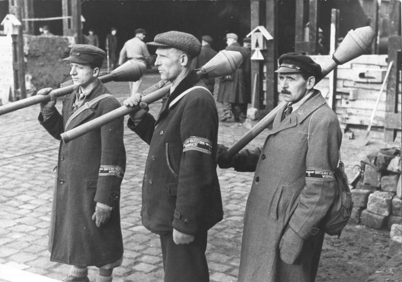 Członkowie Volkssturmu z Panzerfaustami