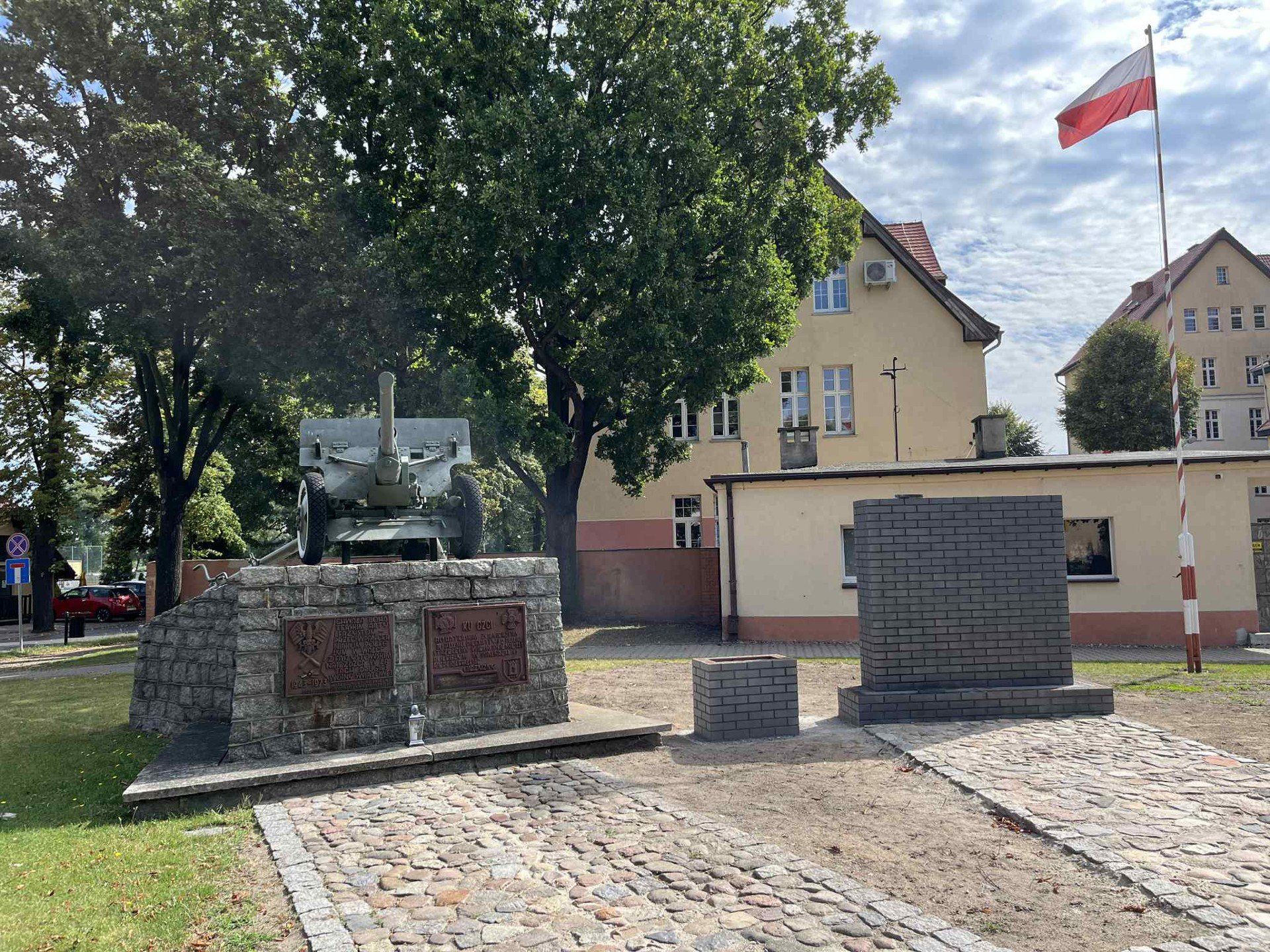 Odsłonięcie pomnika ofiar niemieckiego nalotu w Komarnie pod Lwowem