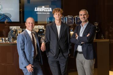 Lavazza odnowiła współpracę z Jannikiem Sinnerem. 