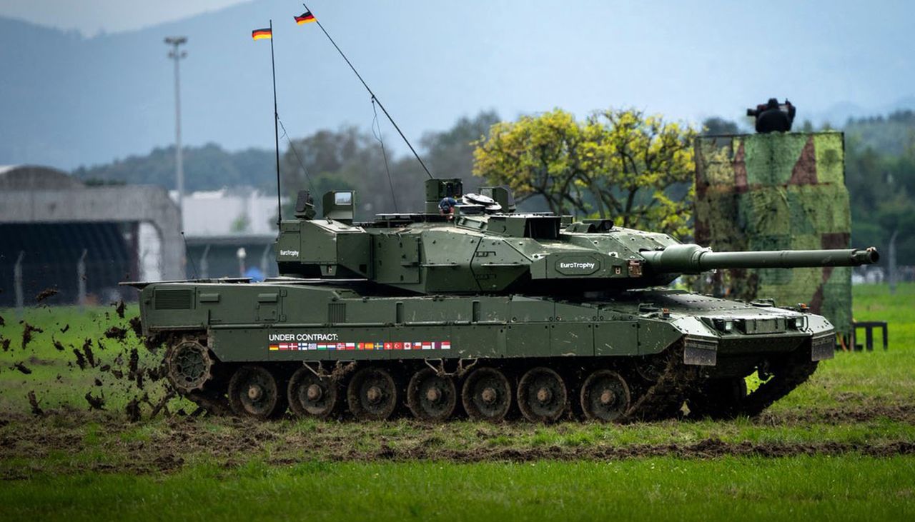 Leopard 2A7V1 z zamontowanymi elementami Trophy HV.