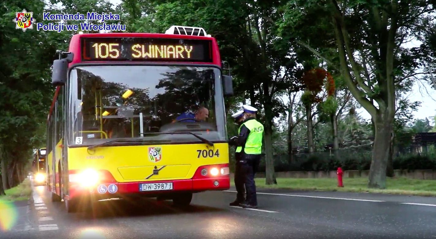 Wrocław. 25-latek potrącony przez autobus. Był poszukiwany listem gończym