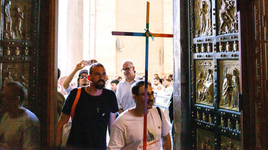 A Jubilee for All. LGBT Catholics in the Vatican
A thousand LGBTQIA+ people made a pilgrimage to St. Peter's for the Holy Year. This was a historic first for the Vatican. And Pope Francis's final legacy. The photo shows the faithful passing through the Holy Door of St. Peter's Basilica, organized by several LGBTQIA+ Catholic associations. Vatican City, Italy 06 September 2025, Credit:Francesco Fotia / Avalon 
Dostawca: PAP/Avalon
Francesco Fotia / Avalon
., A Jubilee for All. LGBT Catholics in the Vatican