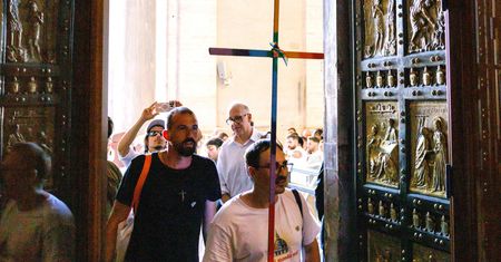 Weszli z tęczowym krzyżem do bazyliki św. Piotra. Serdecznie ich powitano
